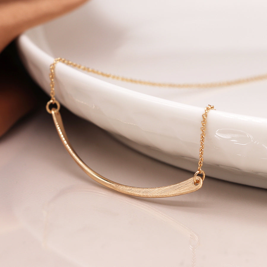 Gold-Plated Swoop Pendant Necklace – Asymmetric Curved Bar, Polished & Scratched Finish