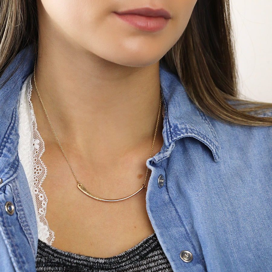 Gold-Plated Swoop Pendant Necklace – Asymmetric Curved Bar, Polished & Scratched Finish