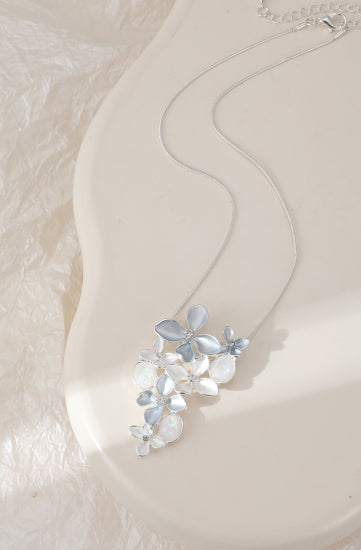 Silver-Plated Short Pendant Necklace – Pearlescent & Grey Flower Design